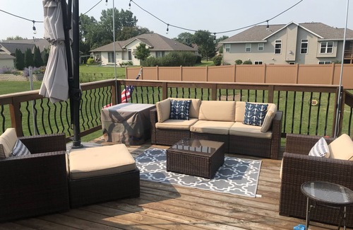 Howard House | Ideal 4 Bedroom House Near Packer Games with Spa & Hot Tub
