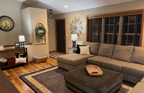 Howard House | Ideal 4 Bedroom House Near Packer Games with Spa & Hot Tub