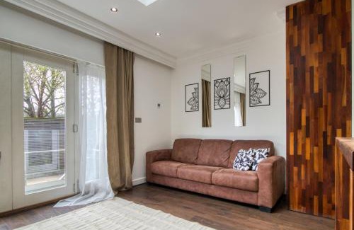 Turnham Green Apartment | Elegant 4 Bedroom House in Chiswick - Family Friendly Retreat