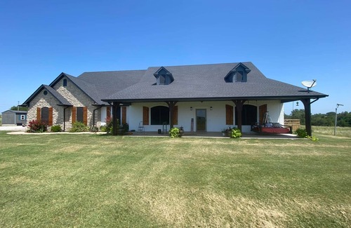 Lexington House | 4-bedroom house in delightful Lexington with fitness room, WiFi, AC