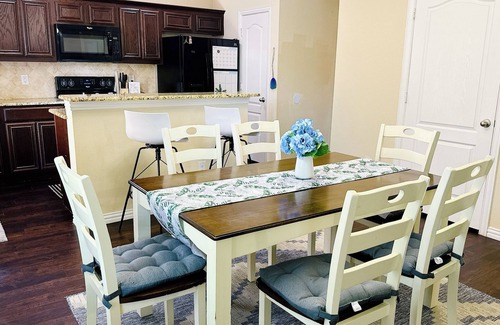 South Arlington House | 4-bedroom house in Gated Community . Perfect for extended stay