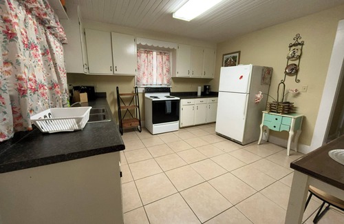 Valdosta House | 4-bedroom house in peaceful Valdosta 4 queen beds, 3 sofa beds w/full amenities