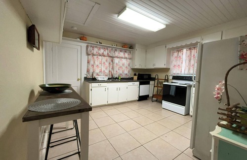 Valdosta House | 4-bedroom house in peaceful Valdosta 4 queen beds, 3 sofa beds w/full amenities