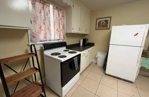 Valdosta House | 4-bedroom house in peaceful Valdosta 4 queen beds, 3 sofa beds w/full amenities