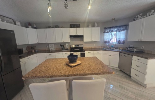Lubbock House | 4-bedroom house in wonderful Lubbock with AC, WiFi, and swimming pool
