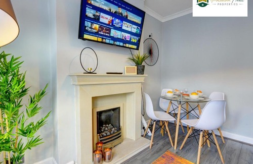 Coventry Apartment | Ideal 4 Bedroom House Near Coventry Airport with Free Wi-Fi