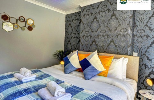 Coventry Apartment | Ideal 4 Bedroom House Near Coventry Airport with Free Wi-Fi