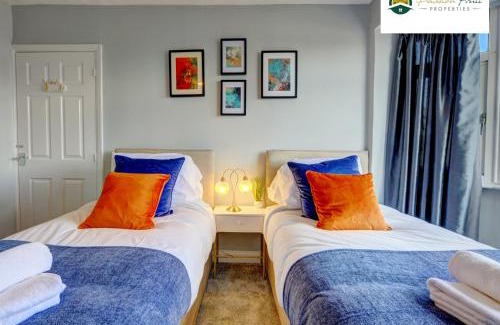 Coventry Apartment | Ideal 4 Bedroom House Near Coventry Airport with Free Wi-Fi