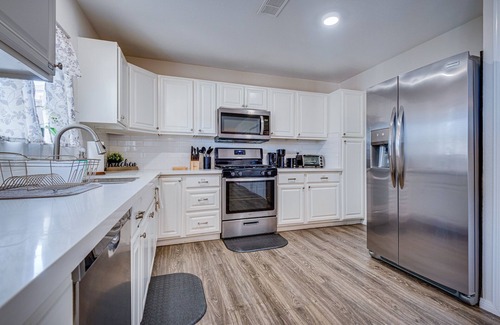 Paradise House | Spacious 4-Bedroom House with Pool, Near the Strip