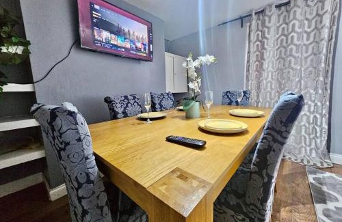 Gravesend Apartment | Family-Friendly 4 Bedroom House Near Riverside Attractions