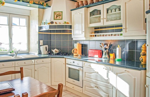 Langueux House | Exceptional Getaway with Spa, Kitchen & Pet-Friendly Options