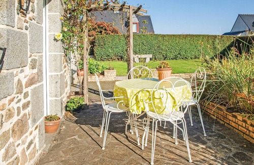 Langueux House | Exceptional Getaway with Spa, Kitchen & Pet-Friendly Options