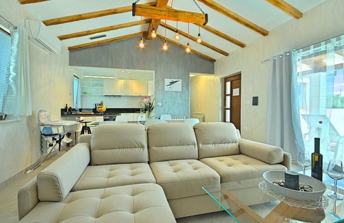 Nova Vas House | Exceptional 4 Bedroom Retreat in Brtonigla with Pool