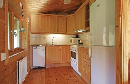 Annolfsbyn House | Relax by the Lake: Just 100m from Fishing and Swimming