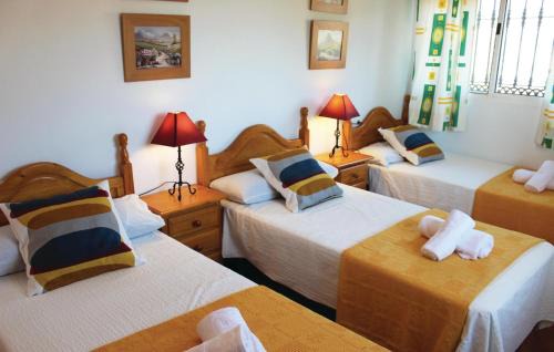 Canillas de Albaida House | Beautiful 4 Bedroom Home in Árchez with Pool and Hot Tub