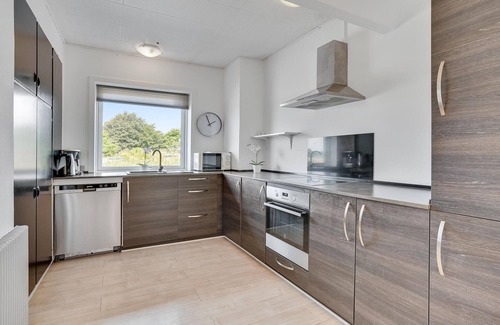 Hemmet House | Family-Friendly 4 Bedroom Stay with Oceanfront Views