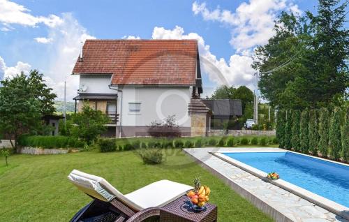 Smoljanac House | Welcoming Home in Smoljanac with Pool and Wi-Fi Access