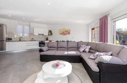 Viskovo House | Relaxing 4 Bedroom Accommodation with Private Pool in Rijeka