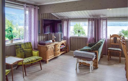 Modum House | Pet-Friendly 4 Bedroom Home with Hot Tub in Vikersund