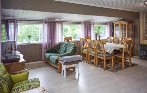 Modum House | Pet-Friendly 4 Bedroom Home with Hot Tub in Vikersund