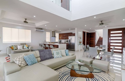 Granada House | 4-Bedroom Oceanview Villa | Private Pool & Yard