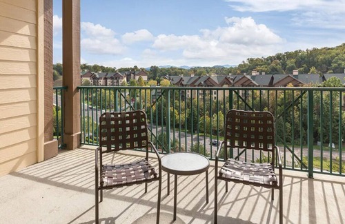 Sevierville Condo | Spacious 4 Bedroom Suite with Full Kitchen in Smoky Mountains