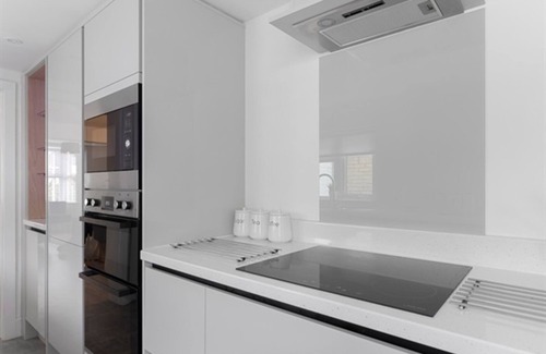 Sidmouth House | Ideal 4 Bedroom Seaside House with Free Parking & Breakfast
