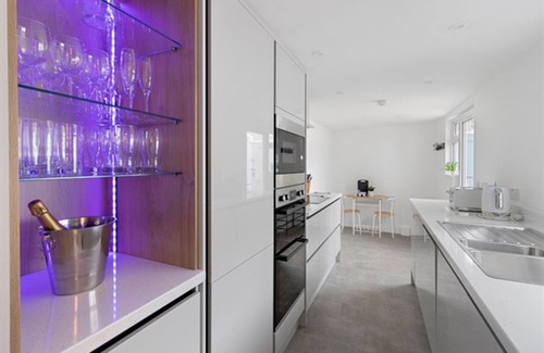 Sidmouth House | Ideal 4 Bedroom Seaside House with Free Parking & Breakfast