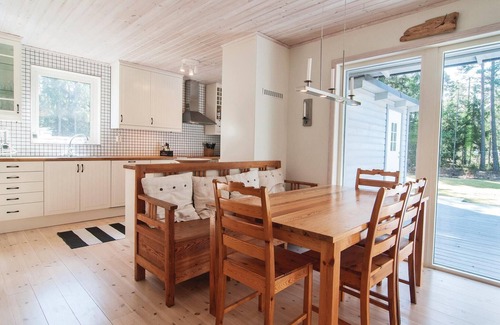 Slite House | Bright and Beautiful Oceanfront Retreat in Åminne