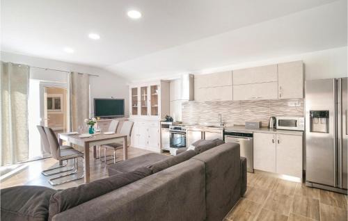 Neoric House | Inviting 4 Bedroom Home with Pool in Neoric