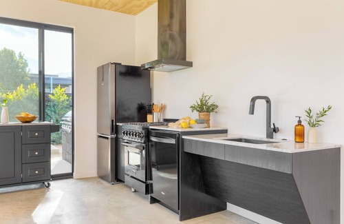 Downtown Palm Springs Apartment | 4-Bedroom Suite | Blackhaus Hotel by AvantStay