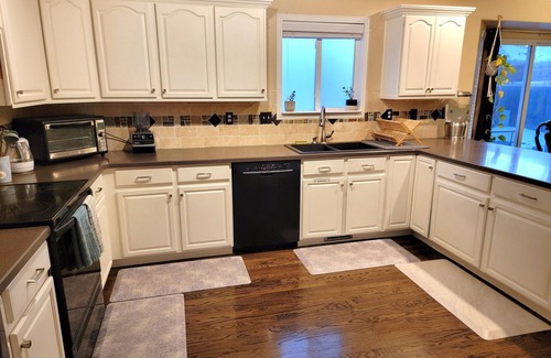 Thornton House | 4-bedroom sunny spacious house in peaceful Thornton with WiFi, Heat, AC