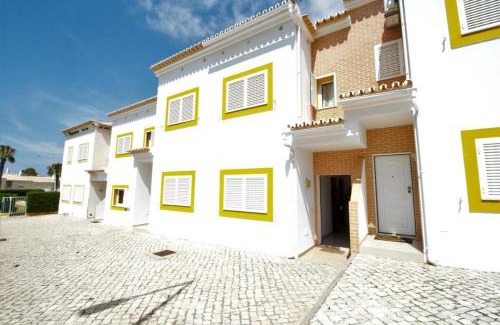 Vale de Parra Villa | Elegant 4 Bedroom Townhouse in Vale de Parra Near Gale