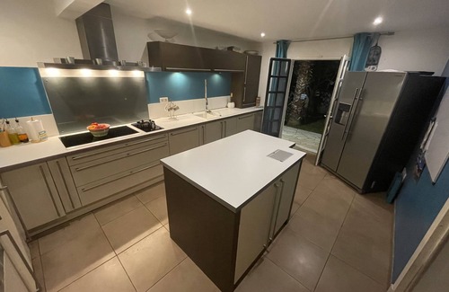 Nages-et-Solorgues Villa | Elegant Oceanfront Villa with 5 Bedrooms and Pool
