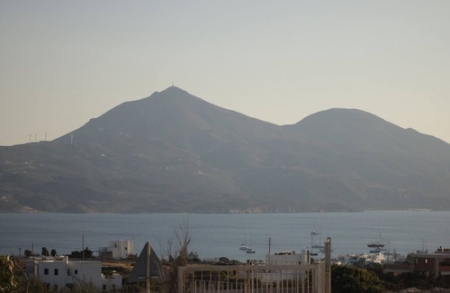 Milos Villa | Beautiful 4-Bedroom Villa in Milos with Ocean View