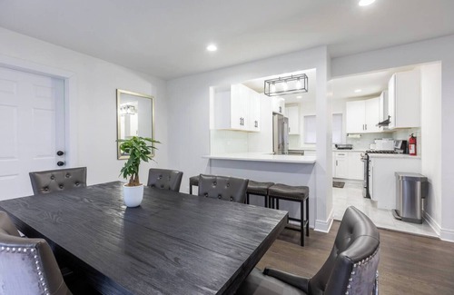 Skokie House | 4 bedrooms, 6 beds, 2 full baths, and open basement loft