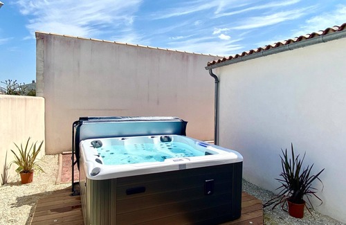 Sainte-Marie-de-Re Apartment | Top-Rated MORANDE Holiday Home with Private Pool & Spa