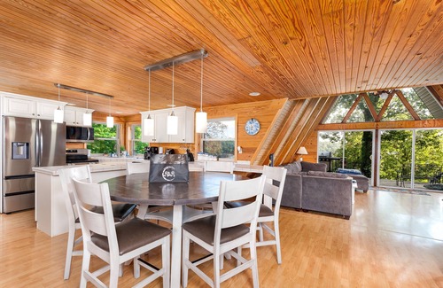 Sloans Valley House | Stunning 4-Bedroom Retreat with Private Pool & Game Room