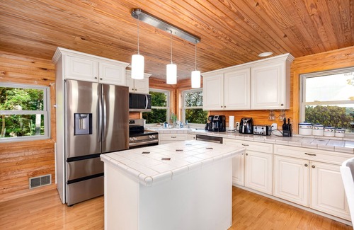 Sloans Valley House | Stunning 4-Bedroom Retreat with Private Pool & Game Room
