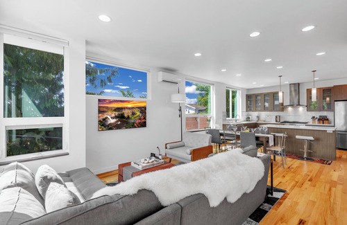 Fremont House | 4 Beds Fremont Townhome with Rooftop and Lake/Mountain View