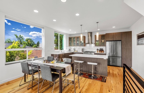 Fremont House | 4 Beds Fremont Townhome with Rooftop and Lake/Mountain View