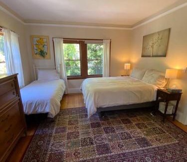 Poets Corner Apartment | 4 Berkeley Furnished Apartment - 2 Beds Laundry and Parking