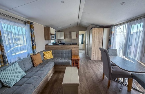 Felixstowe House | 4 berth caravan with unlimited Wi-Fi at Suffolk Sands Holiday Park ref 45022B
