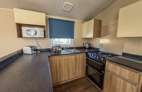 Felixstowe House | 4 berth caravan with unlimited Wi-Fi at Suffolk Sands Holiday Park ref 45022B