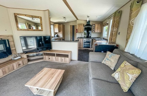 Saxmundham House | Family-Friendly Caravan with Decking & WiFi in Suffolk