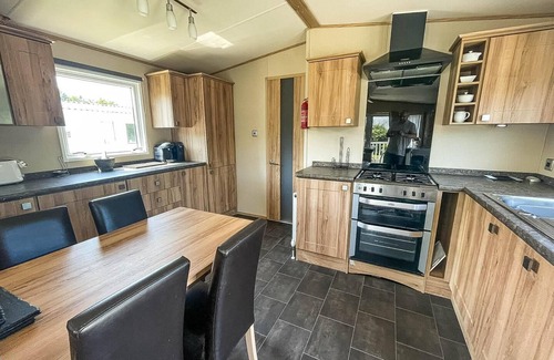 Saxmundham House | Family-Friendly Caravan with Decking & WiFi in Suffolk