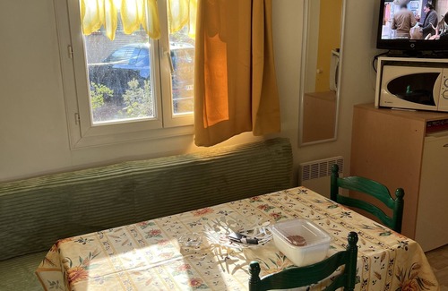 Le Castellet House | Family-Friendly 4 Berth Mobile Home in Campsite Retreat