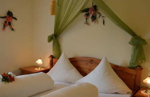 Leiwen Bed & Breakfast | Comfortable 4-Bed Apartment at Gästehaus Jostock-Hermes