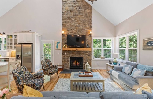 Harbert House | Beachfront Cottage with Pool – Rated 10/10 by Guests!