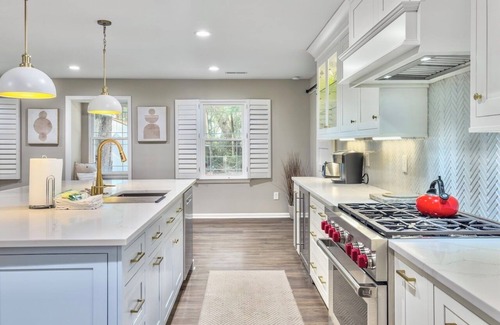 Isle of Palms House | Pet-Friendly Home with Chef's Kitchen, Steps from the Beach